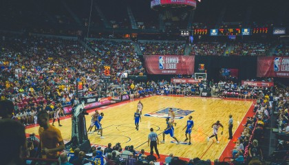 开云综合服务-勇士险胜猛龙，库明加关键封盖救主，勇士 库明加