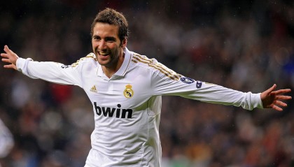 开云下载-新英格兰爱国者队在赛季中表现低迷，新英格兰爱国者四分卫