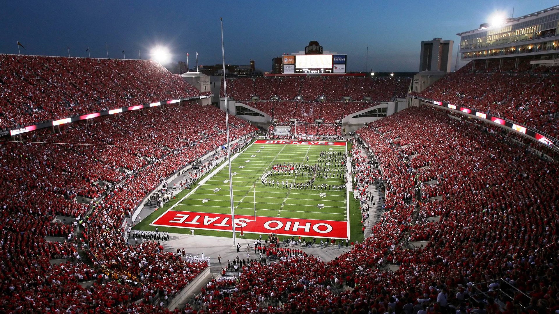 夜幕降临：灯火辉煌的夜间比赛，夜幕降临是什么意思常用来形容什么